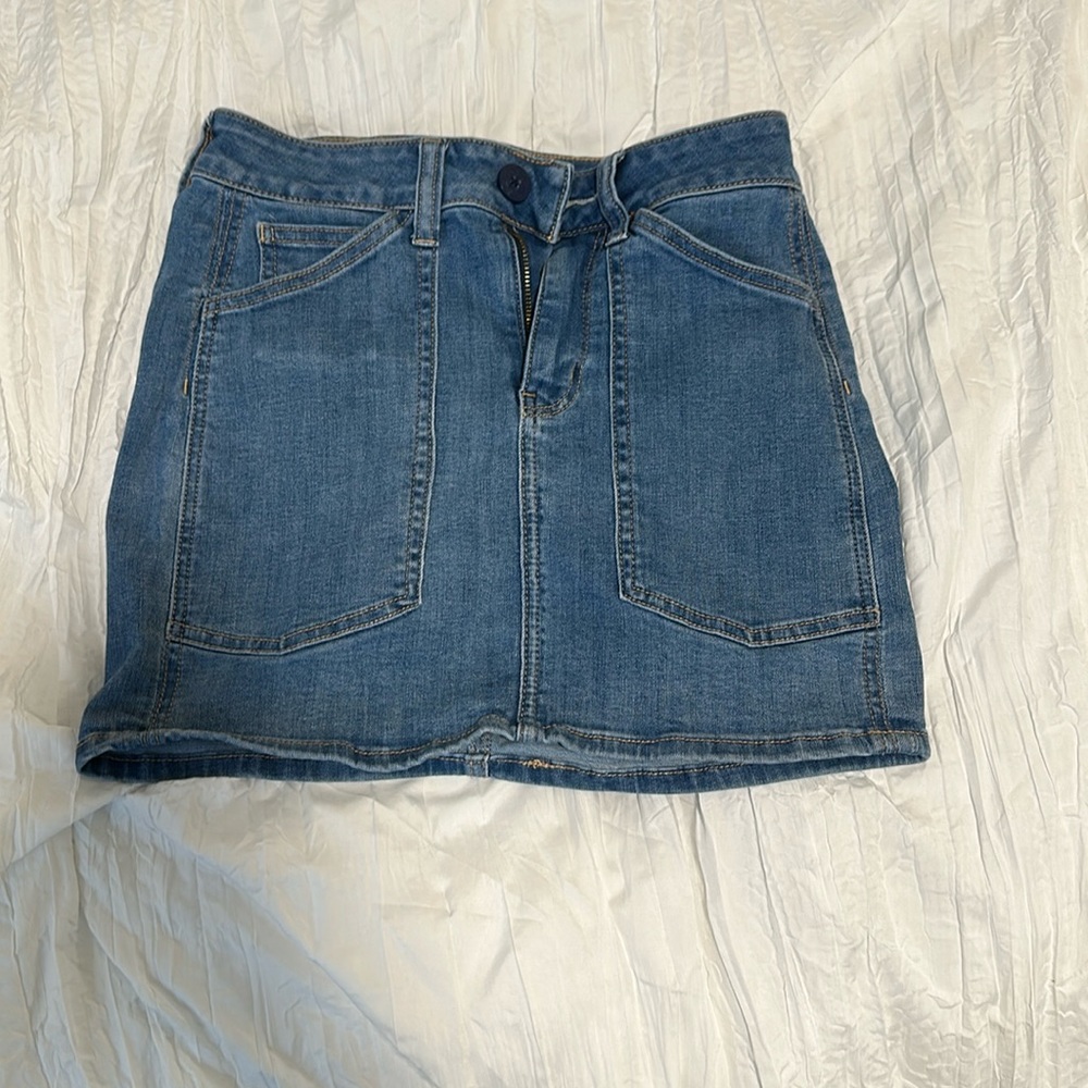 American eagle skirt, goes to mid thigh, size:0/2, perfect condition!